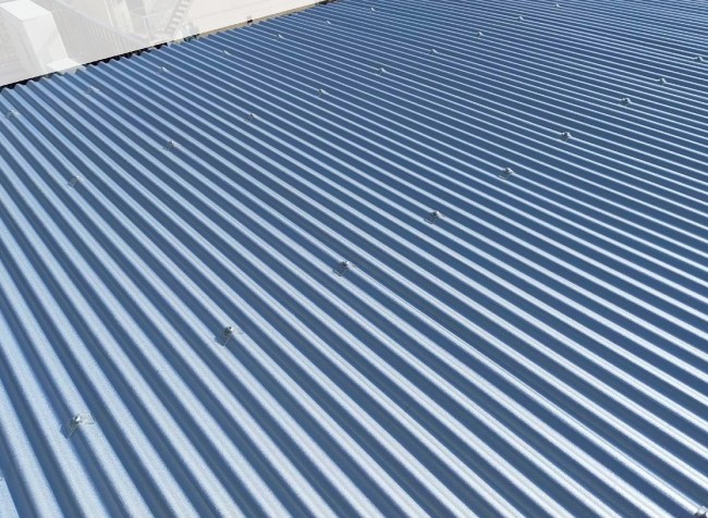 屋上の塔屋屋根　交換後のガルバリウム鋼板製波板